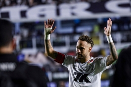 نیمار با پیراهن سانتو در حال خداحافظی با طرفداران 