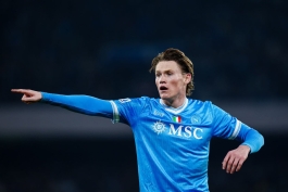 هافبک اسکاتلندی ناپولی در جریان دیدار با بنفیکا در لیگ قهرمانان اروپا