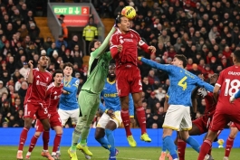 ویرجیل فن دایک در حال دفع توپ در بازی لیورپول و وولورهمپتون 