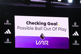 کمک داور ویدئویی در بازی آرسنال در حال بررسی خارج شدن توپ از زمین