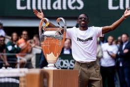 عثمان دمبله در جشن قهرمانی پاری سن ژرمن در لیگ قهرمانان اروپا 