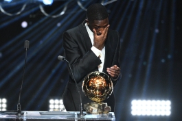 گریه عثمان دمبله در مراسم توپ طلا 