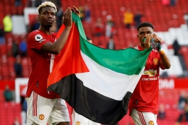 پل پوگبا و گرفتن پرچم فلسطین در دست در بازی منچستریونایتد 