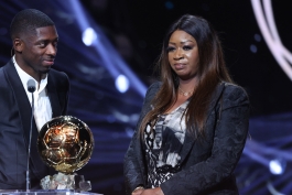 عثمان دمبله و مادرش فاطمه در مراسم توپ طلا 2025