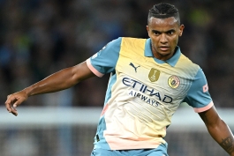 مانوئل آکانجی در پیراهن منچسترسیتی