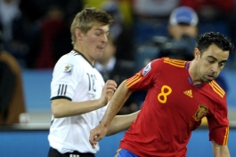 تونی کروس و ژاوی در بازی آلمان و اسپانیا 