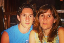 لیونل مسی و مادرش 