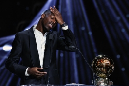 توپ طلای عثمان دمبله در مراسم فرانس فوتبال 