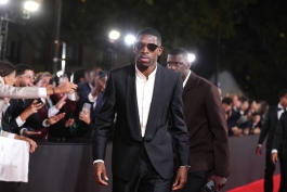 عثمان دمبله با عینک آفتابی در مراسم توپ طلا 2025