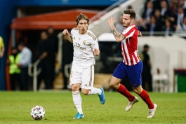 سائول نیگز و لوکا مودریچ در بازی رئالا مادرید و اتلتیکو مادرید