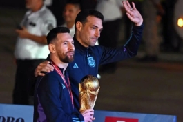 لیونل اسکالونی و لیونل مسی در جشن قهرمانی تیم ملی آرژانتین در جام جهانی