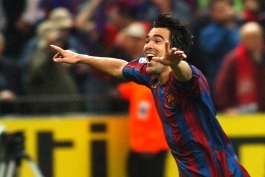 شادی دکو پس از فتح لیگ قهرمانان اروپا در سال ۲۰۰۶ ـ هافبک پرتغالی بارسلونا