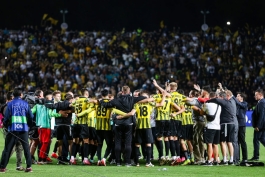 شادی بازیکنان غیرت قزاقستان پس از شکست سلتیک و صعود به لیگ قهرمانان 