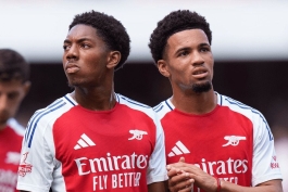 ایتن وانری در کنار مایلز لوئیس اسکلی دو بازیکن آرسنال آکادمی آرسنال