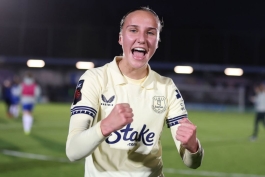 خوشحالی روسا فن گول، بازیکن زنان اورتون پس از برتری برابر چلسی