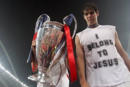 خوشحالی معروف کاکا با جام قهرمانی لیگ قهرمانان اروپا 