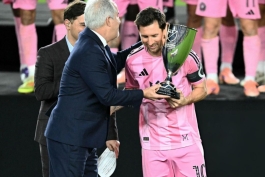 دریافت جام کنفرانس شرق توسط لیونل مسی 