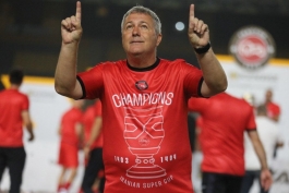 دراگان اسکوچیچ سرمربی تراکتور و سرمربی سابق تیم ملی ایران - سوپرجام فوتبال ایران - بازی استقلال و تراکتور