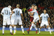 این صحنه دیشب بازی پرتغال با آرژانتین خیلی باحال بود..... رونالدو میخواست توپ رو بزنه زد آب کرد هرچی داشت  بنده خدا (لوکاس بیگلیا)