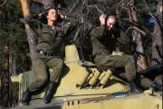 تصاویر زنان ادتش چین و مقایسه آن با زنان ارتشهای اسرائیل و روسیه!!!