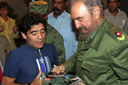 Argentinian ex soccer star Diego Armando Maradona (L) talks to Cuban President Fidel Castro, before recording Maradona’s TV program “The 10’s Night” in Havana 27 October 2005