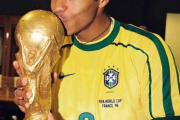 بوسه هانری بر کاپ جام جهانی 1998 با پیراهن رونالدو