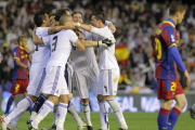 شادی بازیکنان رئال مادرید پس از پیروزی در فینال کوپا دل ری 2011