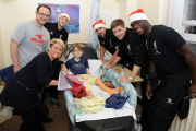 گزارش تصویری حضور نمایندگان باشگاه لیورپول در بیمارستان کودکان