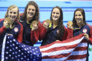 تیم شنای بانوان ایالات متحده پس از کسب مدال طلا در المپیک ریو 2016