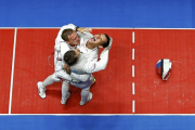 تیم شمشیربازی روسیه پس از کسب مدال طلا در المپیک ریو 2016