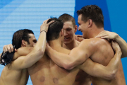 تیم شنای مردان ایالات متحده آمریکا پس از کسب مدال طلا در المپیک ریو 2016