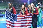 تیم شنای بانوان ایالات متحده پس از کسب مدال طلا در المپیک ریو 2016