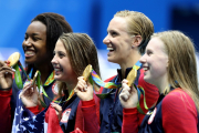 تیم شنای ایالات متحده آمریکا پس از کسب مدال طلا در المپیک ریو 2016