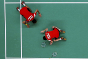 سجده شکر توتووی احمد و لیلیانا نتسیر از اندونزی پس از پیروزی در برابر رقیبان چینی در نیمه‌نهایی بدمینتون میکس المپیک ریو 2016