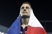 قهرمان فرانسوی همراه با پرچم این کشور در المپیک ریو 2016