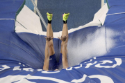 پخش شدن آب روی تشک، پس از فرود سم کندریک از ایالات متحده در فینال پرش با نیزه المپیک ریو 2016