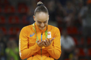 سان ویورز از هلند پس از کسب مدال طلا در رقابت‌های ژیمناستیک المپیک ریو 2016