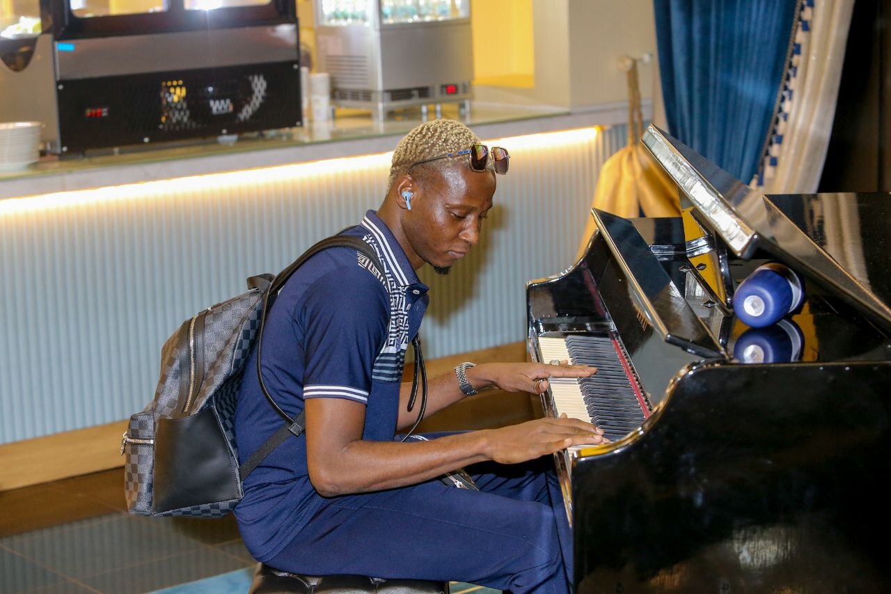 وقتی ستاره خارجی استقلال دست به پیانو شد!