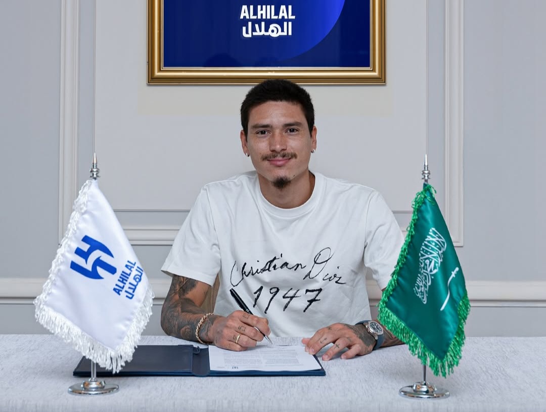 عکس از داروین نونیز و امضای قرارداد با الهلال