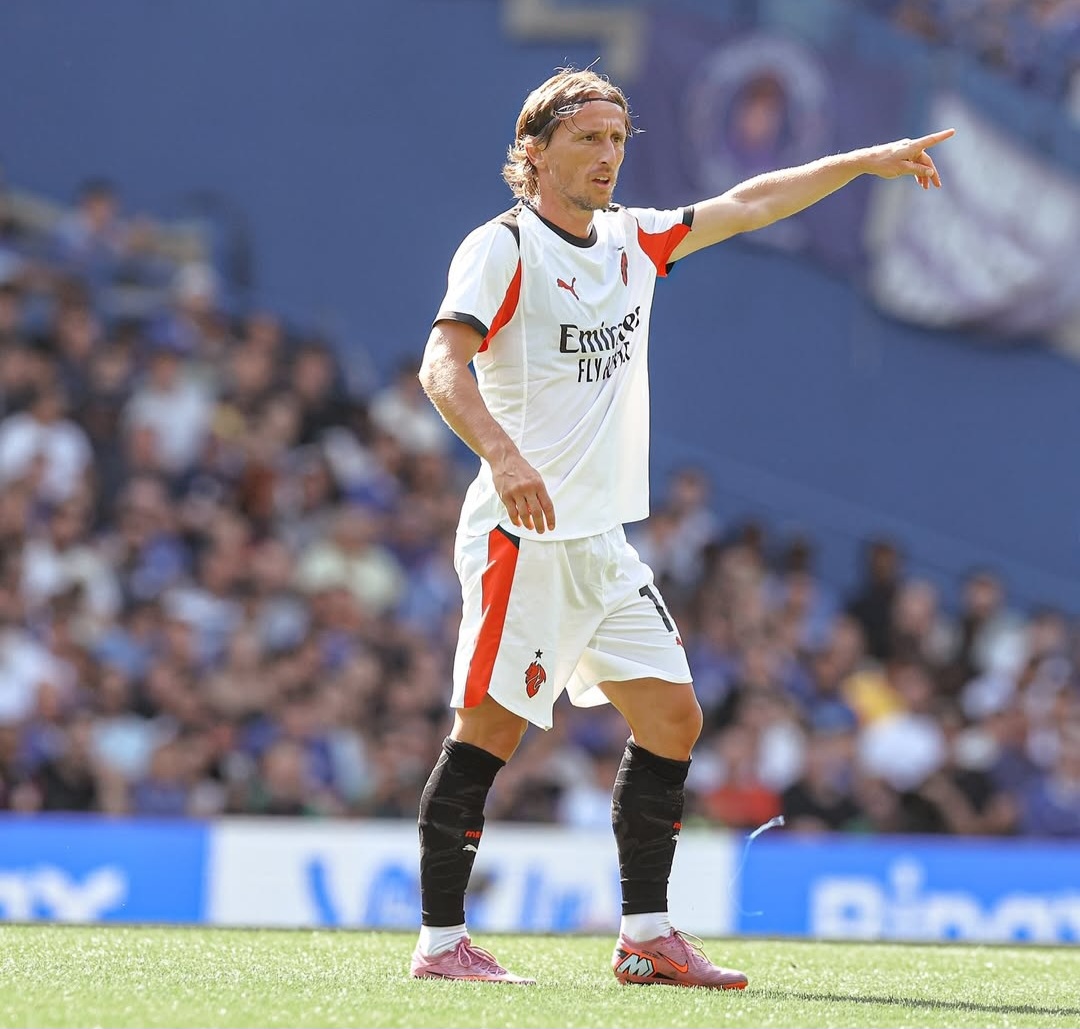 عکس از لوکا مودریچ در لباس میلان در بازی با چلسی