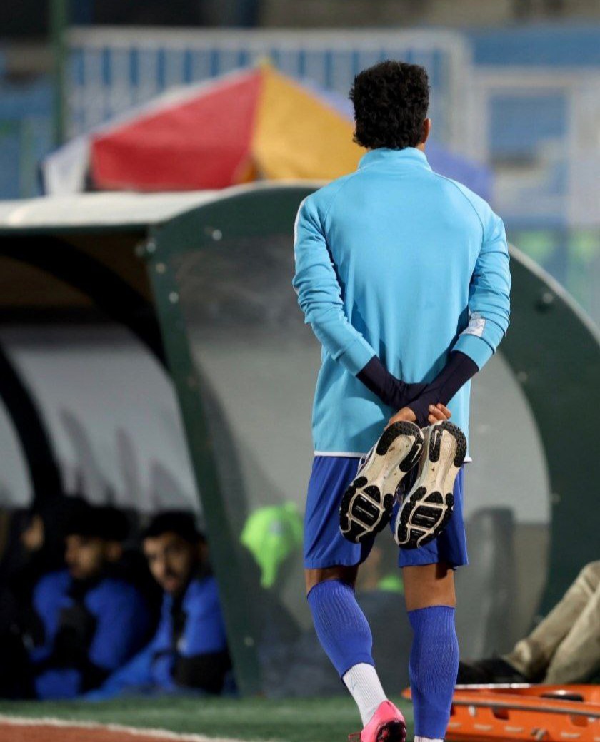 عکس از رامین رضاییان مدافع استقلال کنار خط زمین بازی