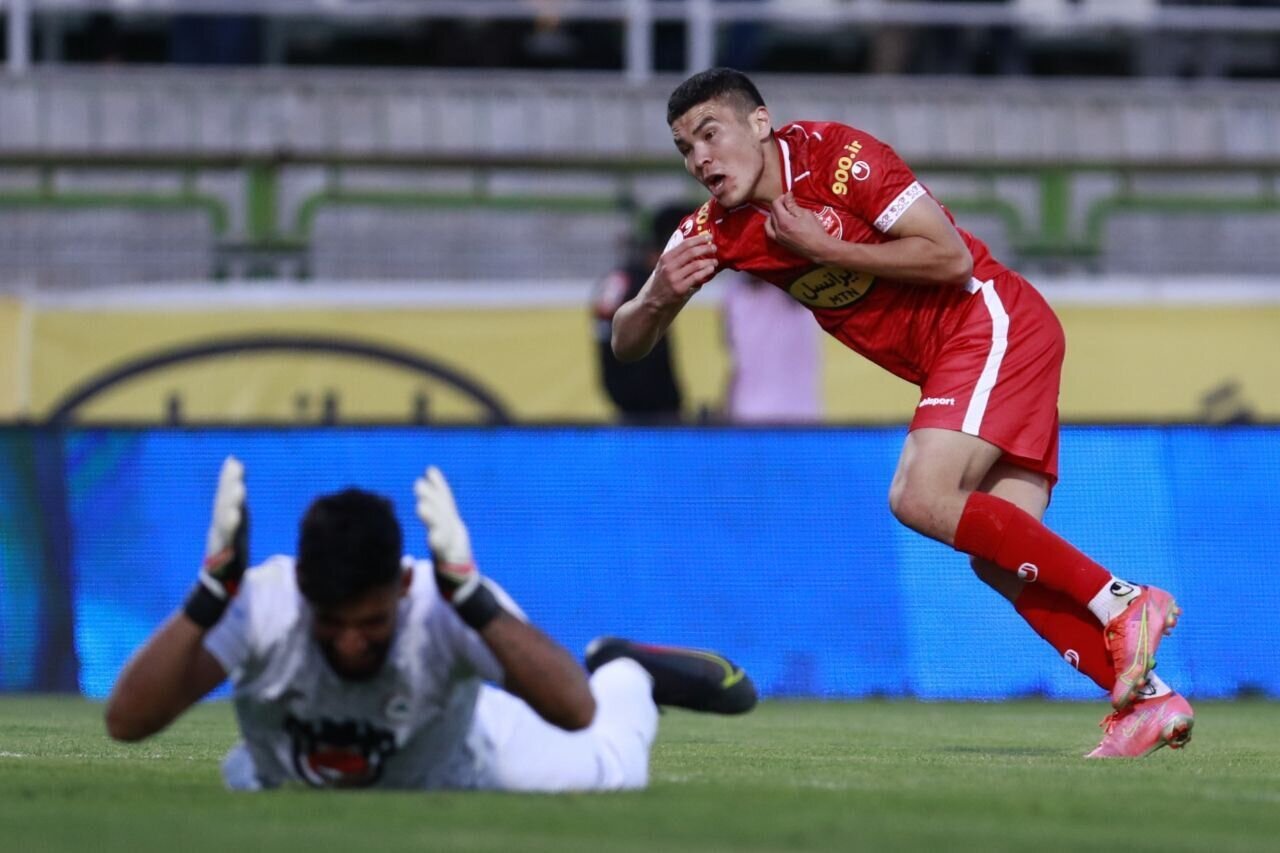 عکس از شرزود تمیروف و گل در لباس پرسپولیس