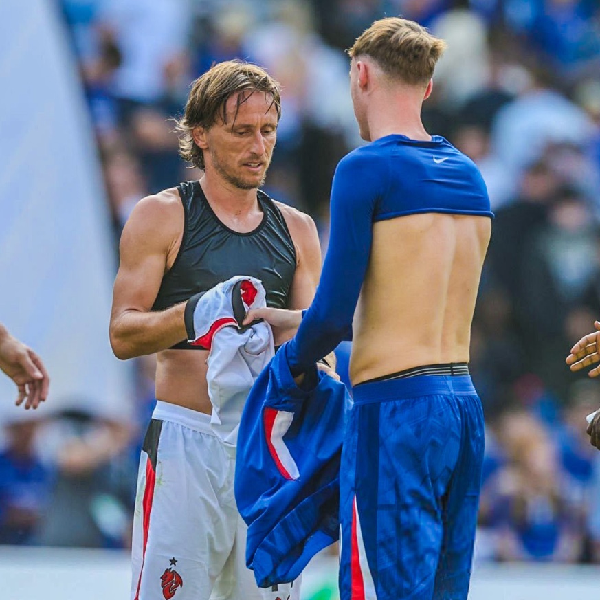 لوکا مودریچ هافبک کروات و کول پالمر هافبک انگلیسی در زمین - چلسی - میلان