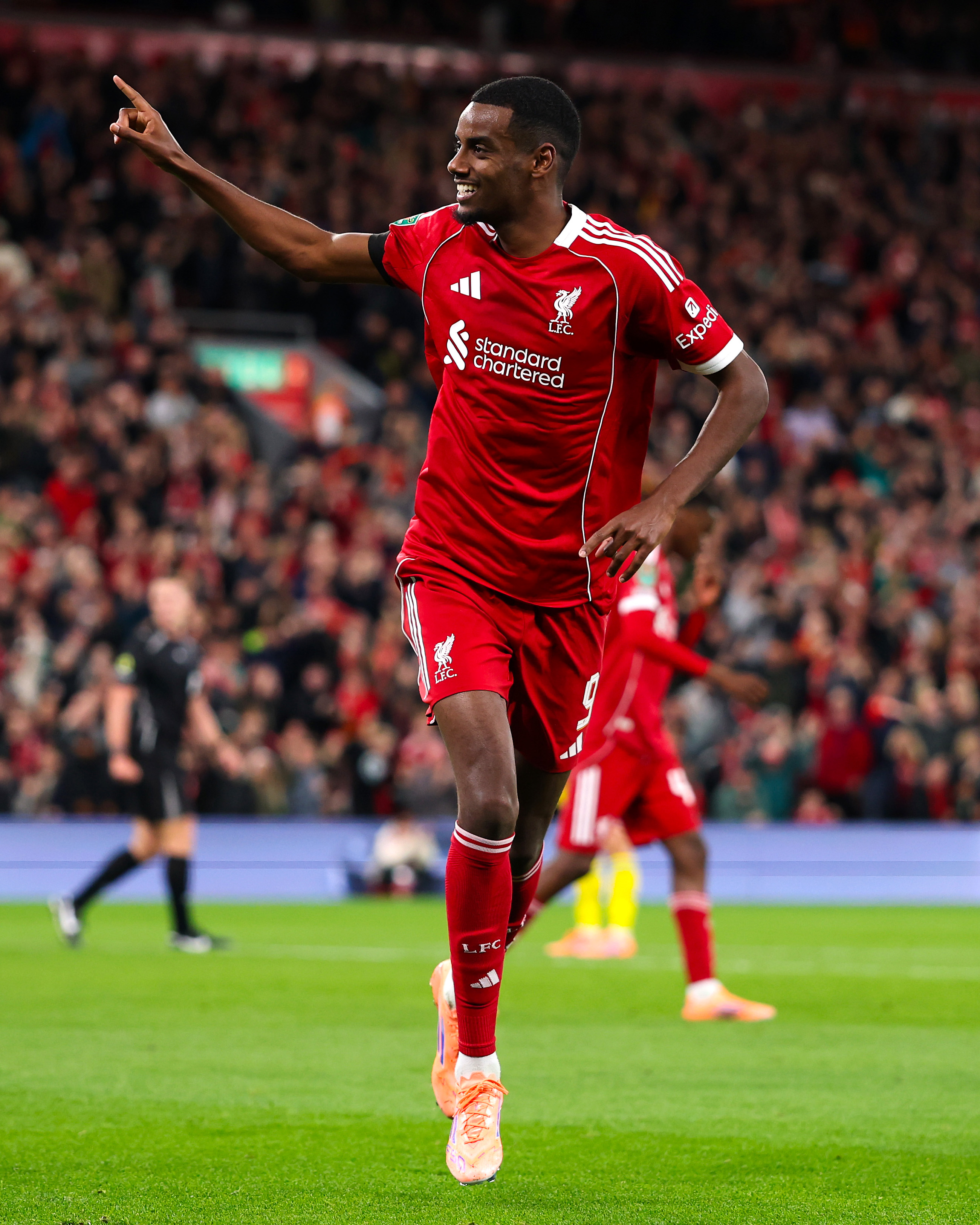 الکساندر ایساک مهاجم سوئدی در زمین - لیورپول