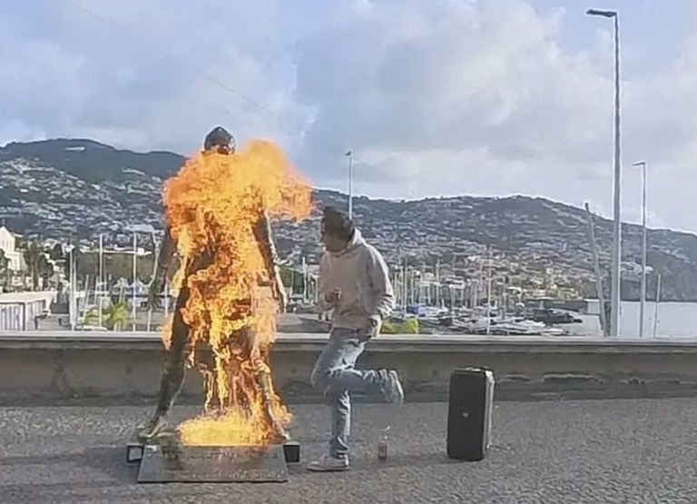 آتش‌زدن مجسمه کریستیانو رونالدو