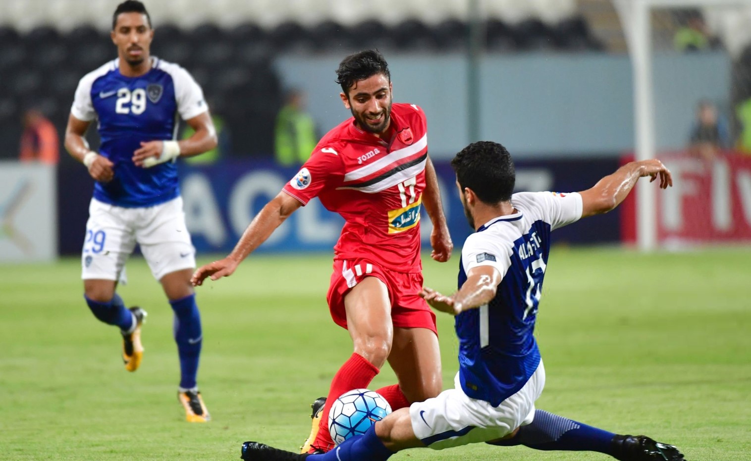 صادق محرمی دفاع راست پرسپولیس در برابر الهلال در لیگ قهرمانمان آسیا با سالم الدوساری