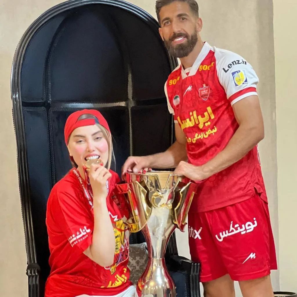 فرشاد فرجی و همسرش و کاپ قهرمانی پرسپولیس تهران
