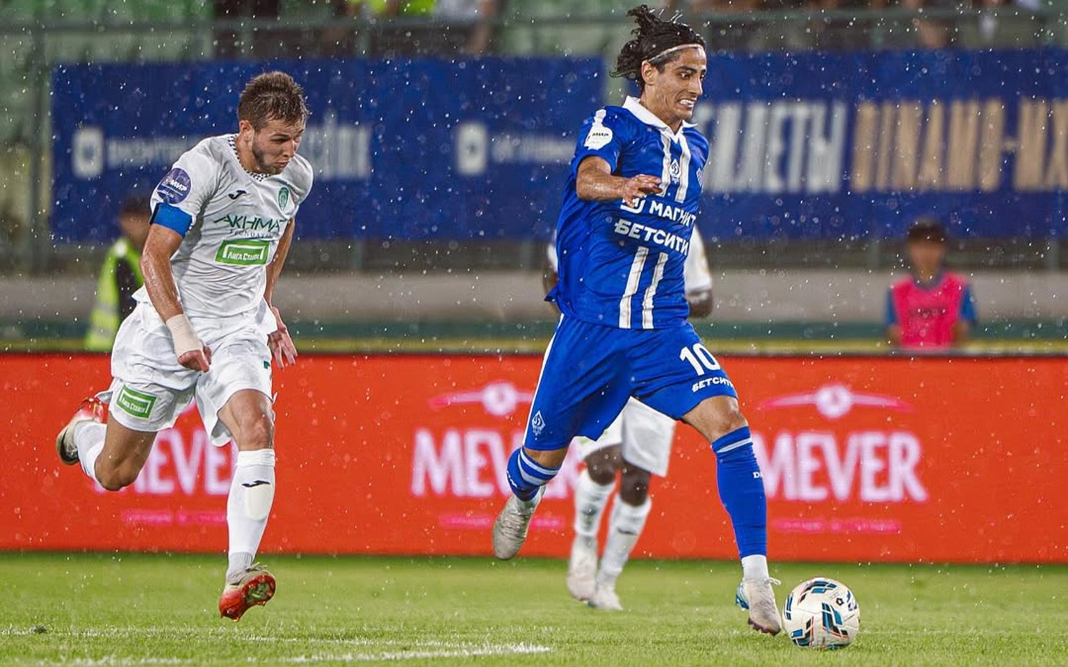 محمدجواد حسین نژاد هافبک تیم دینامو ماخاچ قطعه روسیه و تیم ملی ایران - لیگ برتر ایران 